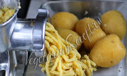 пропускаем картофель через мясорубку