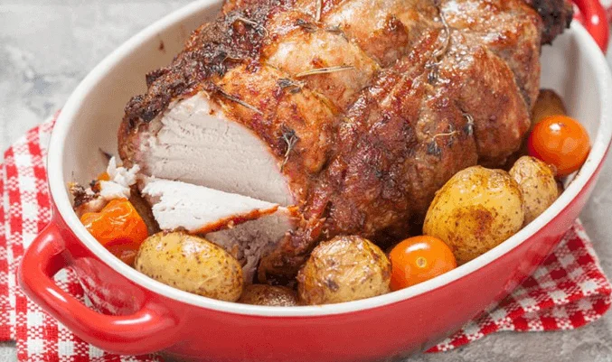 Сочная свинина, запеченная в духовке с картофелем: рецепт для праздничного стола