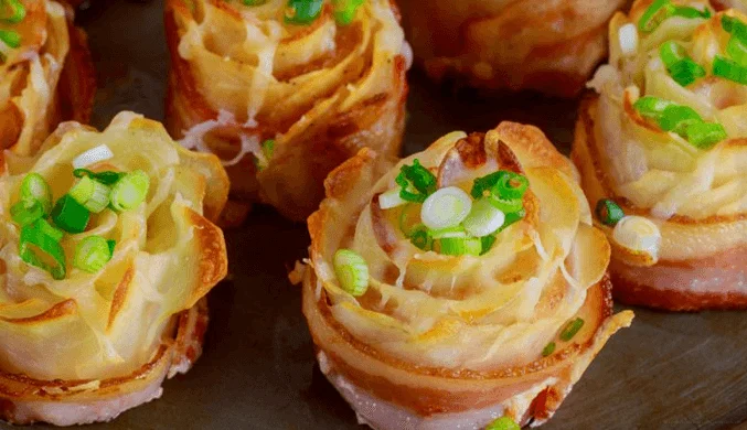 Картофельные розочки с беконом: эффектная закуска!