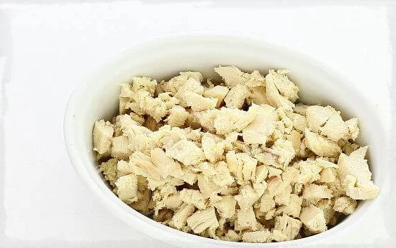 нарезанное кубиками отварное куриное филе в глубокой миске