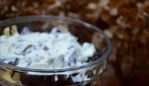 Заготовка для салата с курицей, черносливом и горошком в стеклянном маленьком салатнике