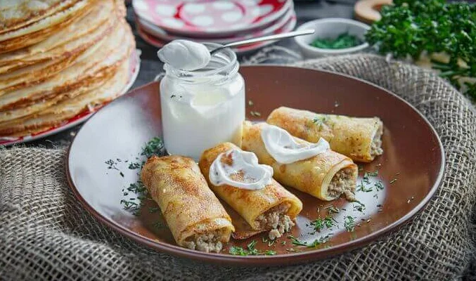 Блинчики с тушёнкой. \ Фото: pinterest.com.