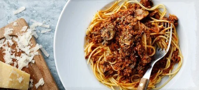 Просто и очень вкусно - макароны с тушёнкой. \ Фото: i.pinimg.com.