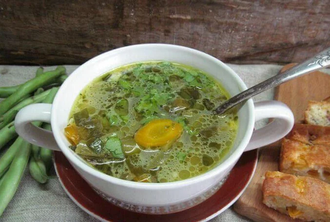 Суп с тушёнкой и стручковой фасолью. \ Фото: i.pinimg.com.
