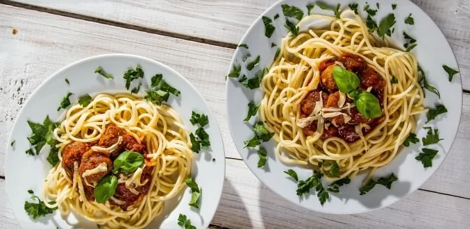 Спагетти с тушёнкой. \ Фото: zastavki.com.
