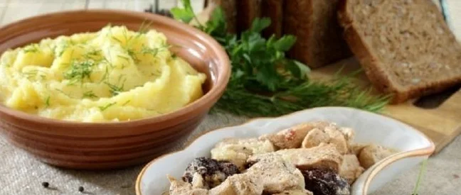 Тушеный кролик с черносливом: объедение из простых продуктов
