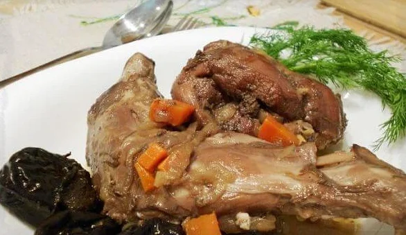 Кролик тушеный с черносливом