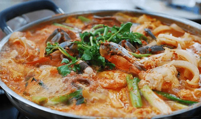 Ассорти из морепродуктов на сковороде