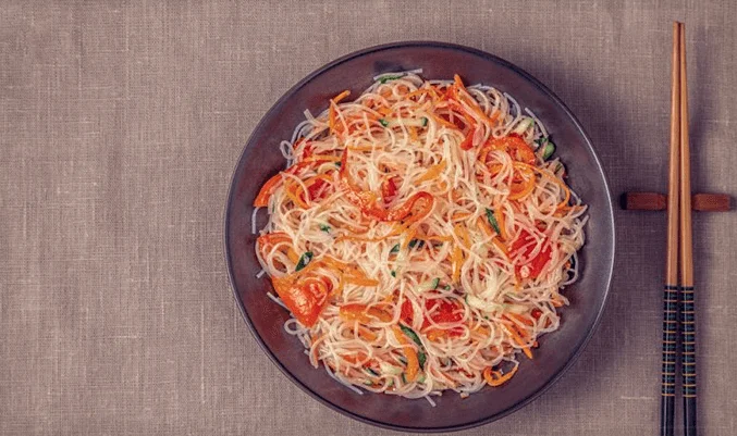 Салат с фунчозой и овощами: рецепт