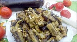 Жареные баклажаны с луком и яйцом