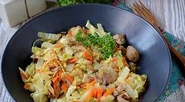 Тушеная пекинская капуста с курицей