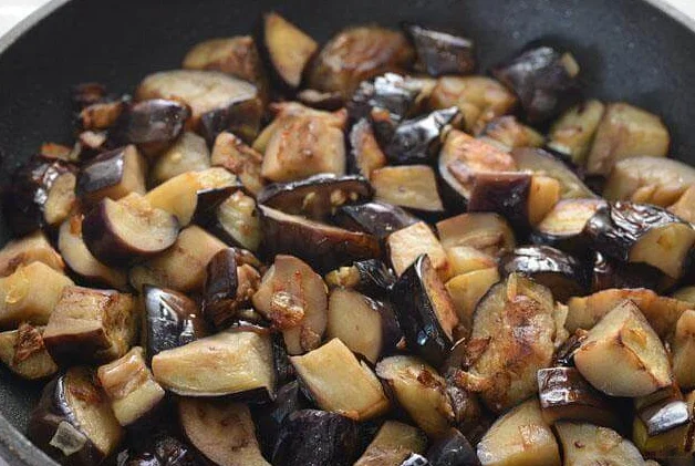 Баклажаны, жаренные с шампиньонами на сковороде
