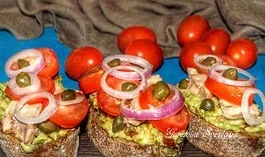 Брускетты с авокадо, печенью трески и помидорами