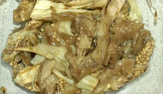 Готовые баклажаны достать из духовки, дать остыть и снять кожуру.