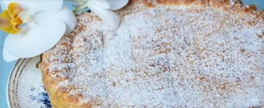 Слоеный пирог с черникой, бананами и миндалем
