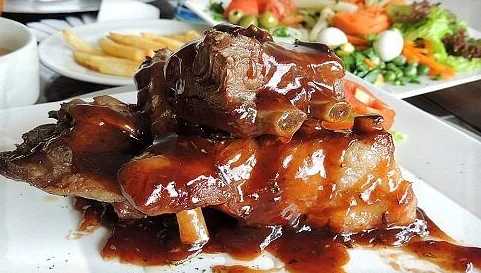 Тушеные бараньи ребра с пряным соусом