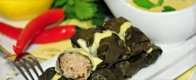 Долма из баранины и булгура под мятным соусом