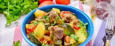Баранина тушеная с овощами в казане
