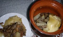 Мясо с грибами в горшочках