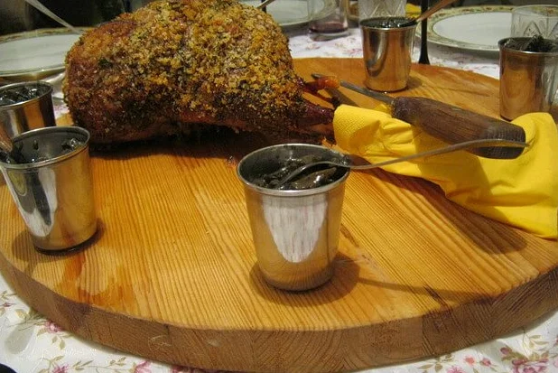 Запеченная баранья нога на столе