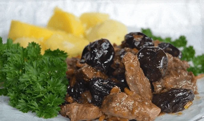 Бефстроганов из говядины с черносливом