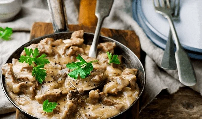 Бефстроганов из говядины с грибами и плавленым сыром