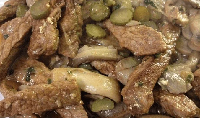 Бефстроганов из свинины с солеными огурцами и грибами