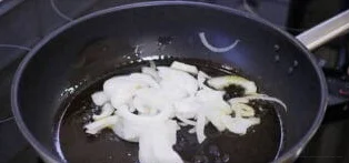 Очищаем сковороду от оливкового масла и растапливаем кусочек сливочного, на котором поджарим измельченный лук до полупрозрачности. Затем добавляем немного томатной пасты, муки и продолжаем обжаривать на протяжении пары минут.