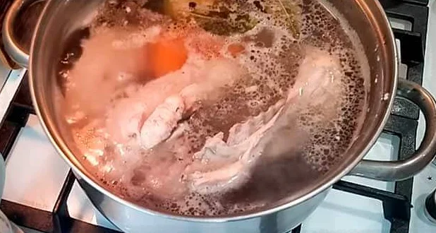 варится тушка курицы