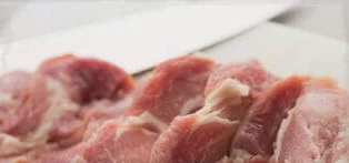 Хорошо промываем мясо под водой и разрезаем его на средние кусочки.