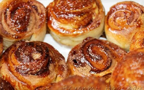 Ароматный булочки с корицей и медом испеклись!