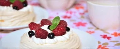 Вкусное Безе пирожное Павлова с лесными ягодами