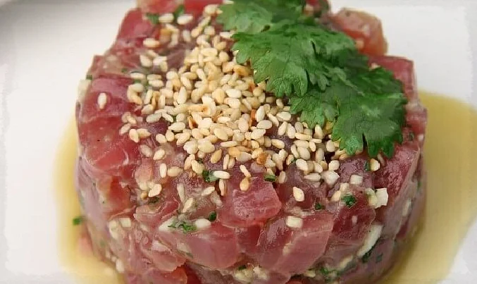 Тартар из тунца с кунжутом. \ Фото: google.ru.