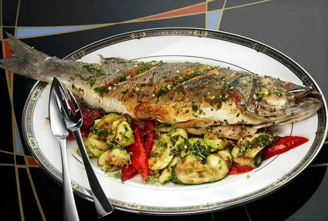 Невероятно вкусный сибас на гриле. \ Фото: 1000.menu.