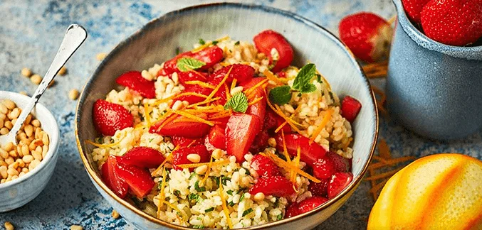 Рисовая каша с клубникой и ореховым маслом