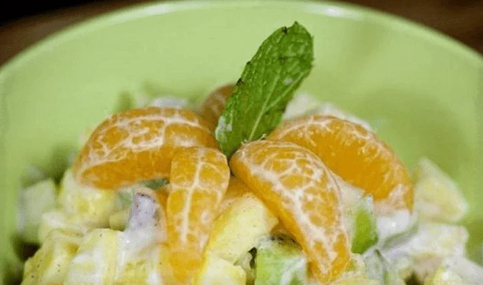 Фруктовый салат с ананасом, мятой и корицей