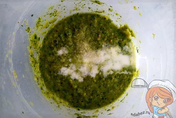 Добавляем растительное масло и йогурт, и взбиваем массу