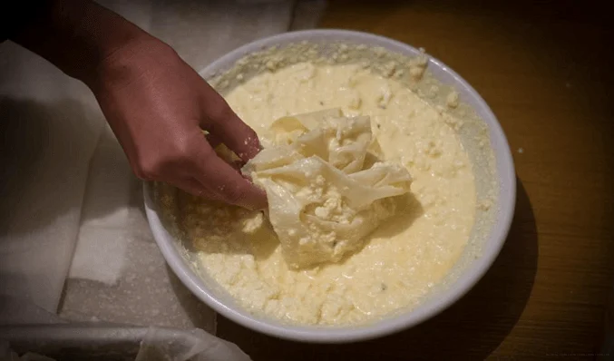 Смачиваем комок в начинке