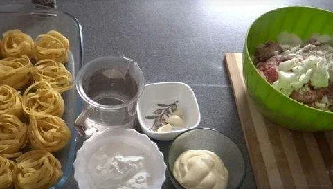 Гнезда с фаршем и луком в духовке
