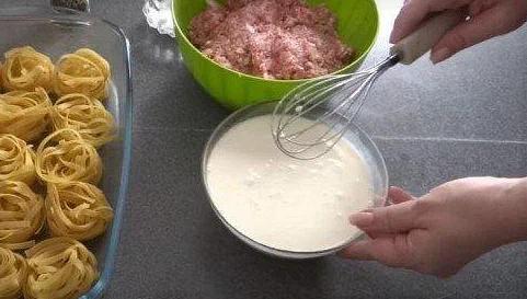 Гнезда с фаршем и луком в духовке