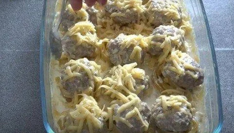 Гнезда с фаршем и луком в духовке