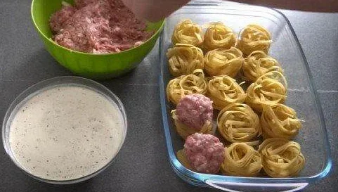 Гнезда с фаршем и луком в духовке