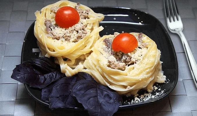Гнезда с фаршем, базиликом и моцареллой