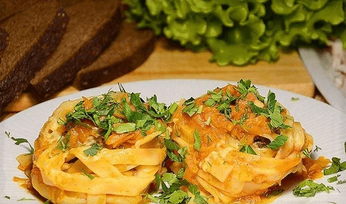 Гнезда с фаршем и томатным соусом