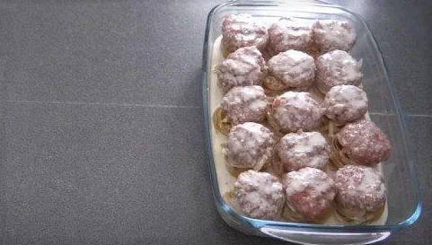 Гнезда с фаршем и луком в духовке