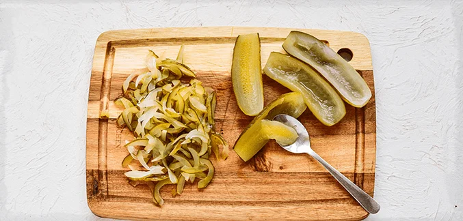 Рассольник получается очень вкусным, если огурцы порезать соломкой