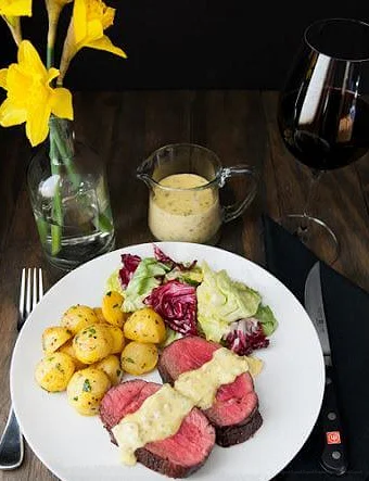 стейк шатобриан с соусом картофелем и салатом