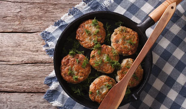 Особенно вкусные рыбные котлеты получаются, если сначала их обжарить на сковороде, а потом допечь в духовом шкафу со сметаной и сыром