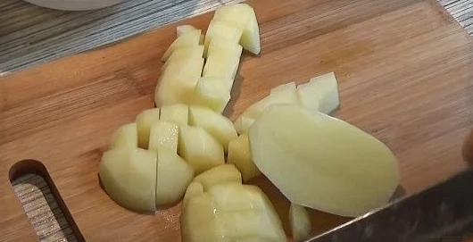 Нарезаем картофель