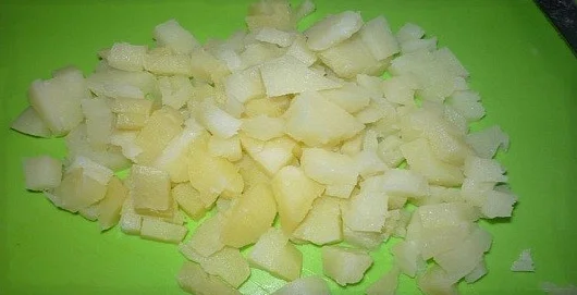 Нарезаем картофель